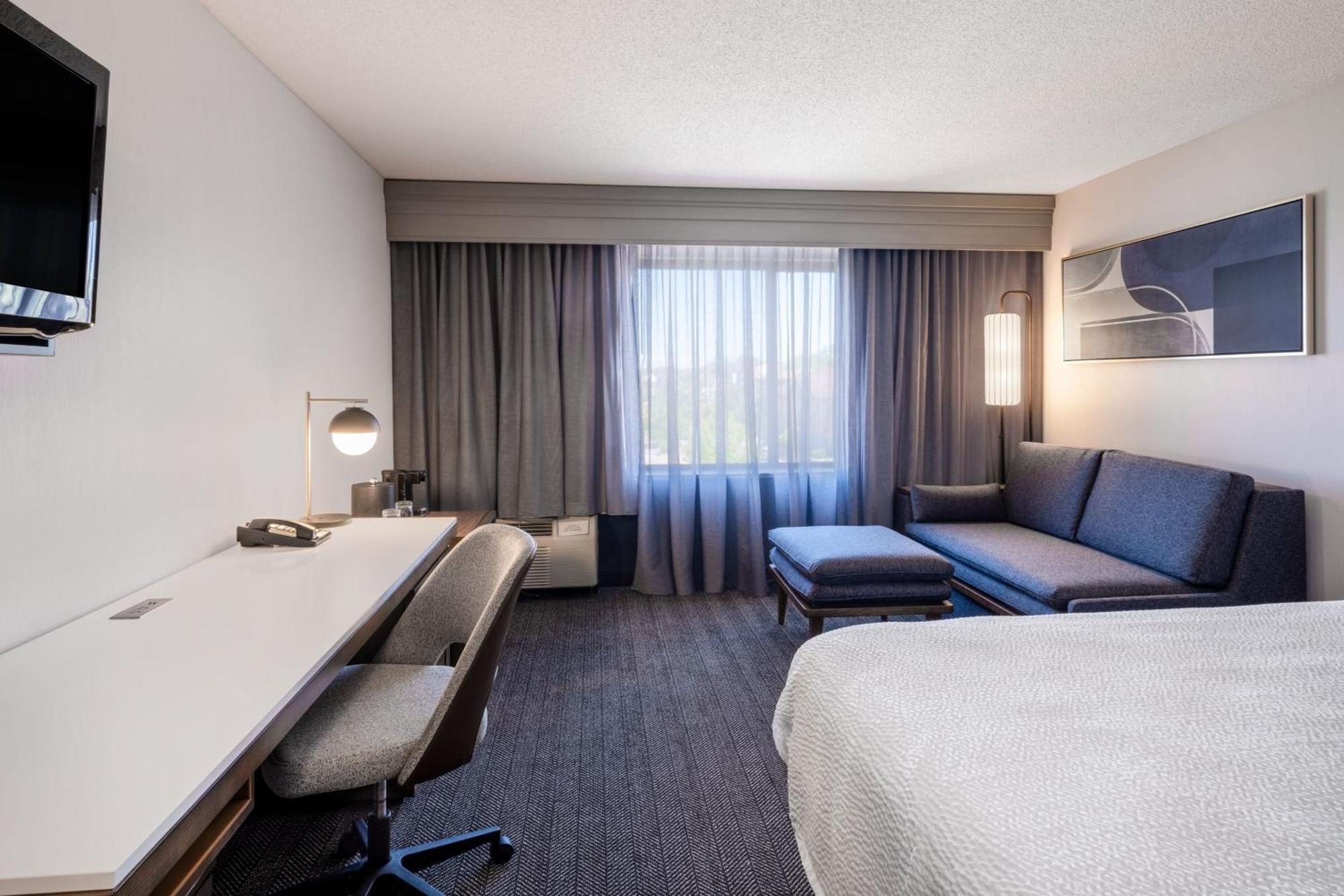 Отель Courtyard By Marriott Colorado Springs South Экстерьер фото