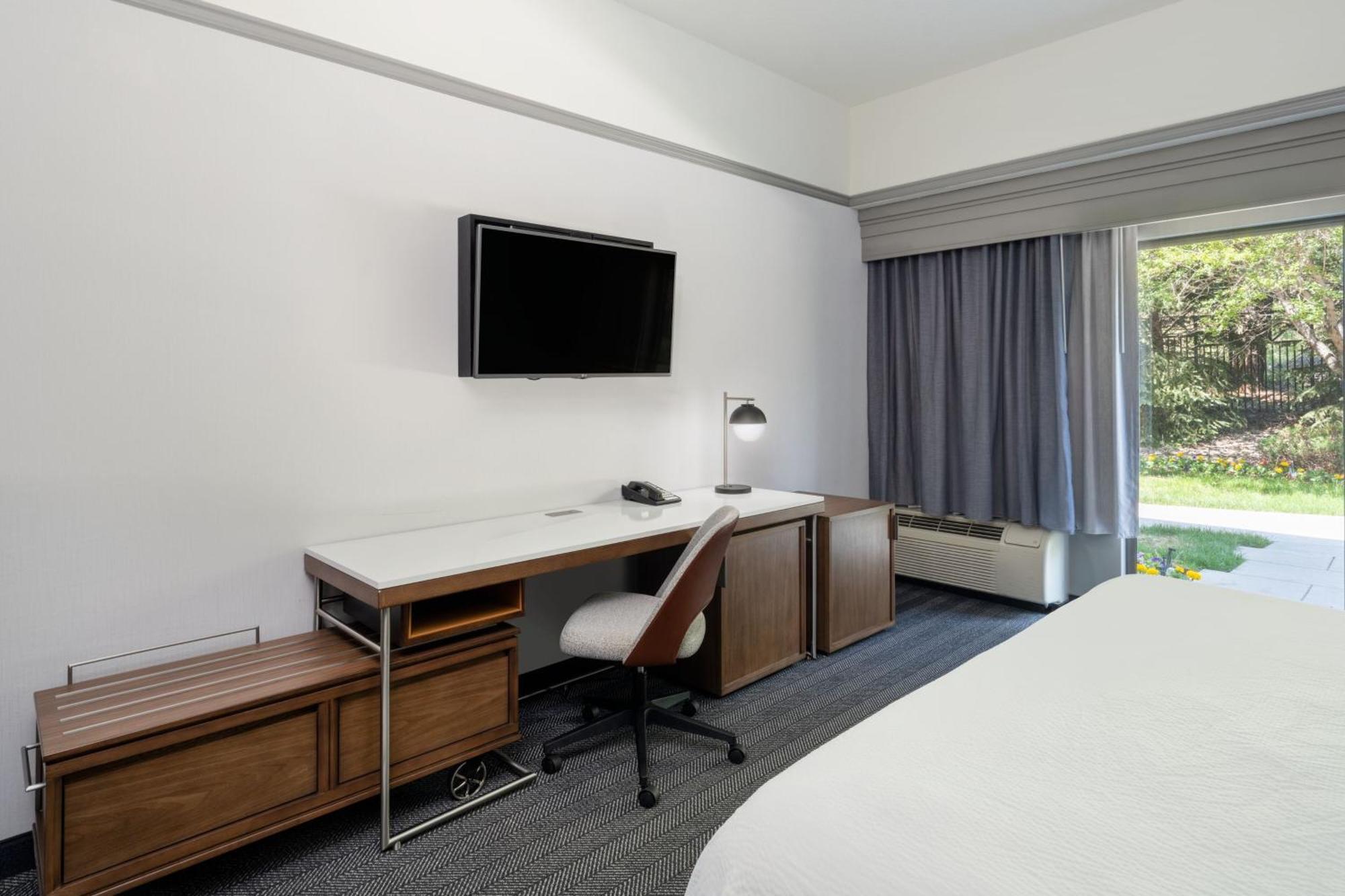 Отель Courtyard By Marriott Colorado Springs South Экстерьер фото