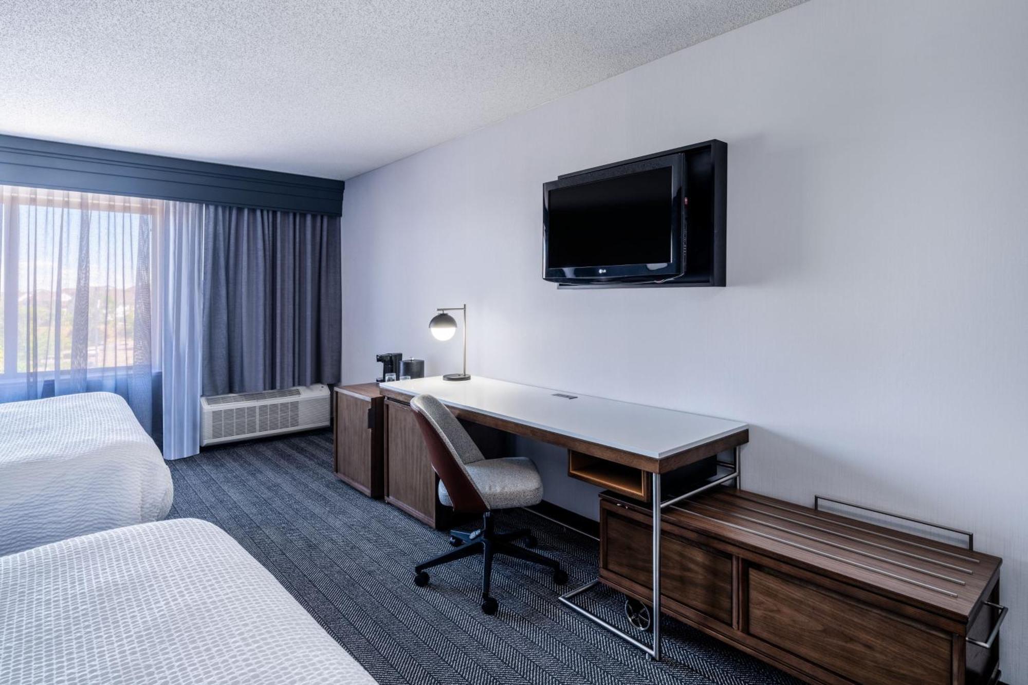 Отель Courtyard By Marriott Colorado Springs South Экстерьер фото