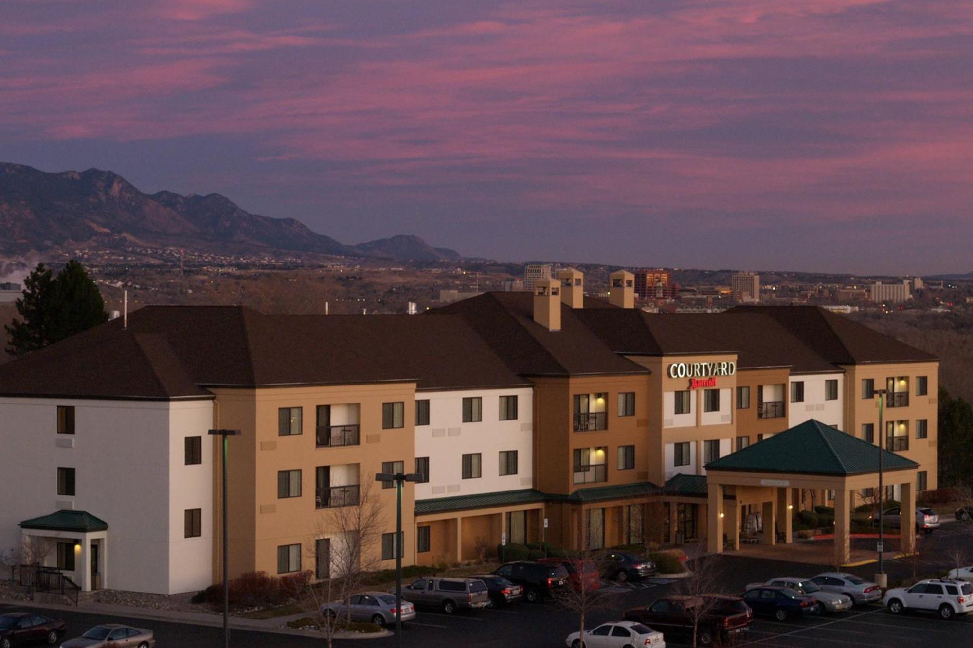 Отель Courtyard By Marriott Colorado Springs South Экстерьер фото