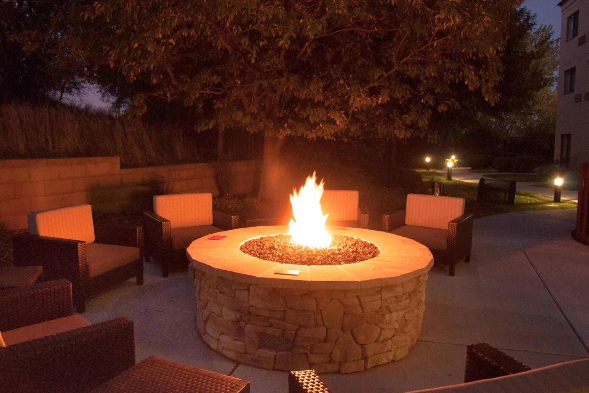 Отель Courtyard By Marriott Colorado Springs South Экстерьер фото