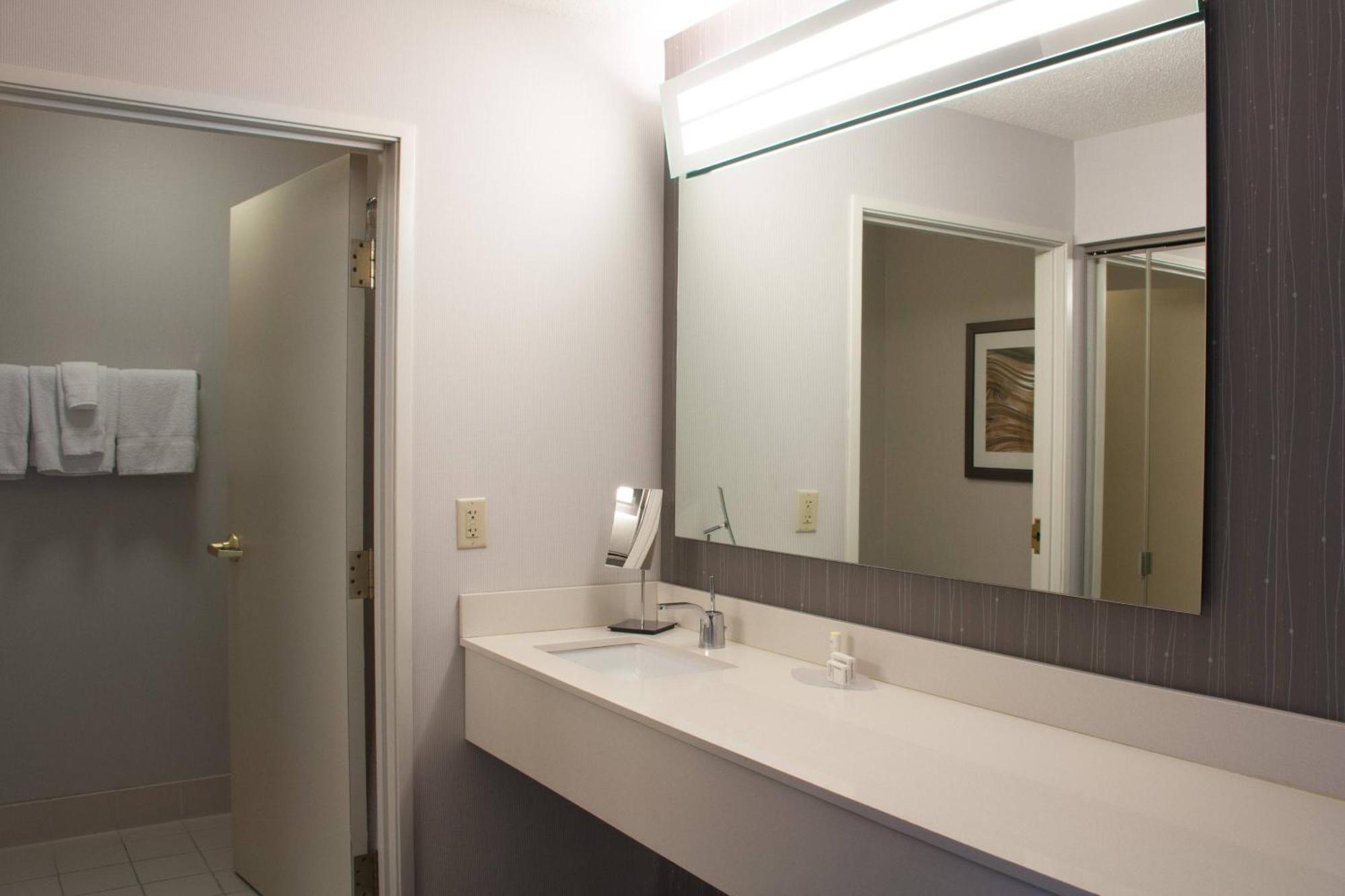 Отель Courtyard By Marriott Colorado Springs South Экстерьер фото