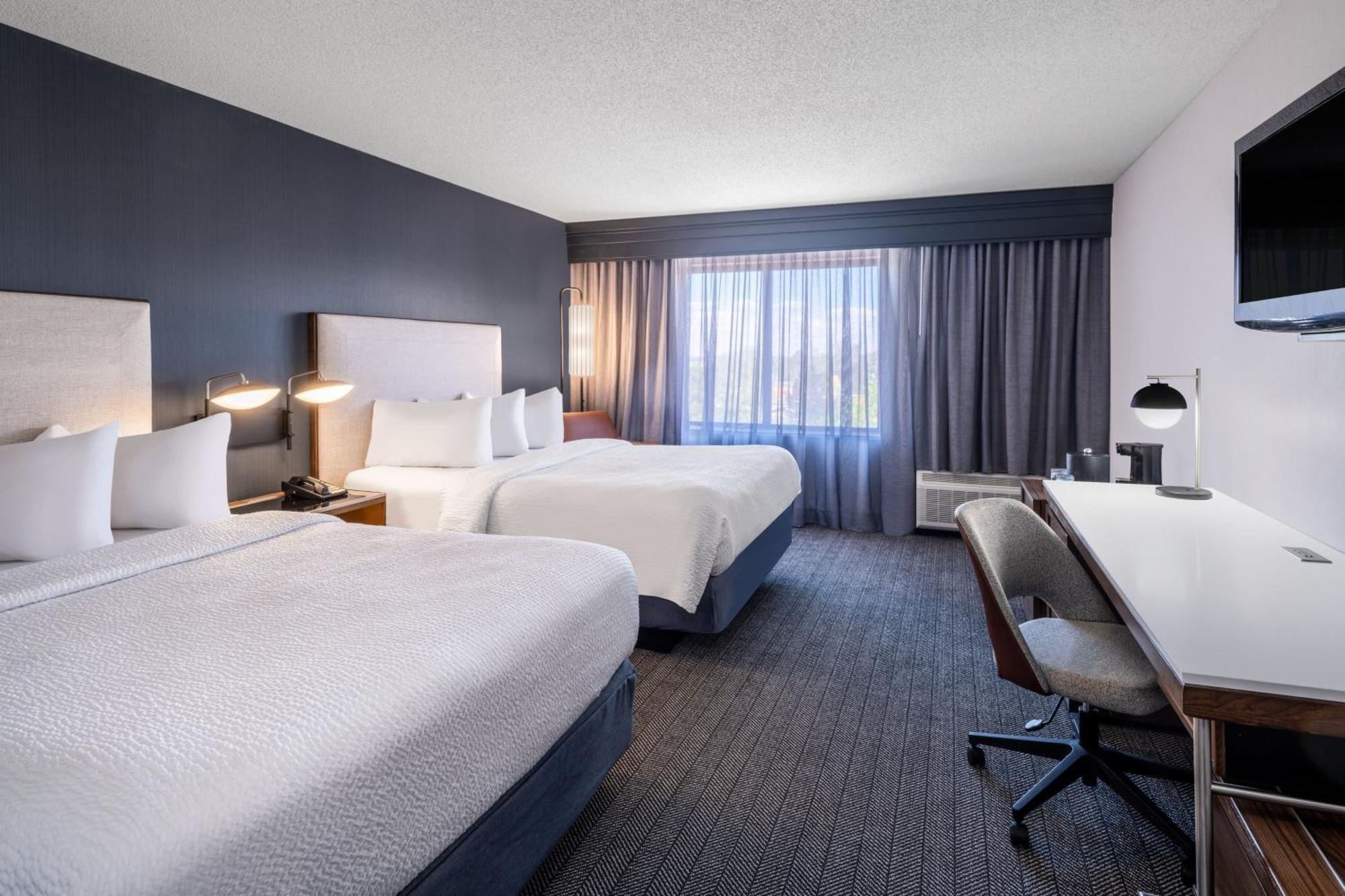 Отель Courtyard By Marriott Colorado Springs South Экстерьер фото
