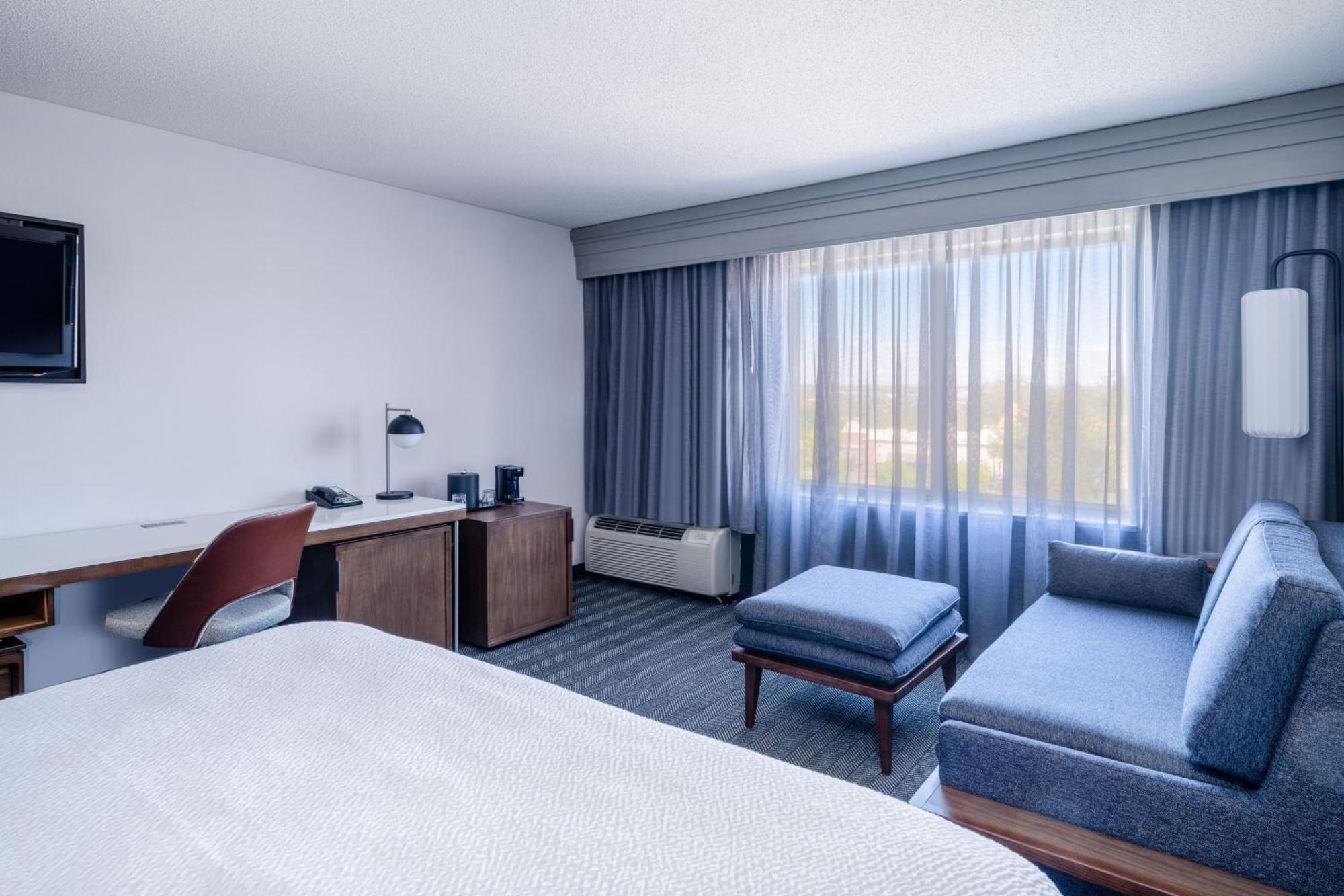 Отель Courtyard By Marriott Colorado Springs South Экстерьер фото