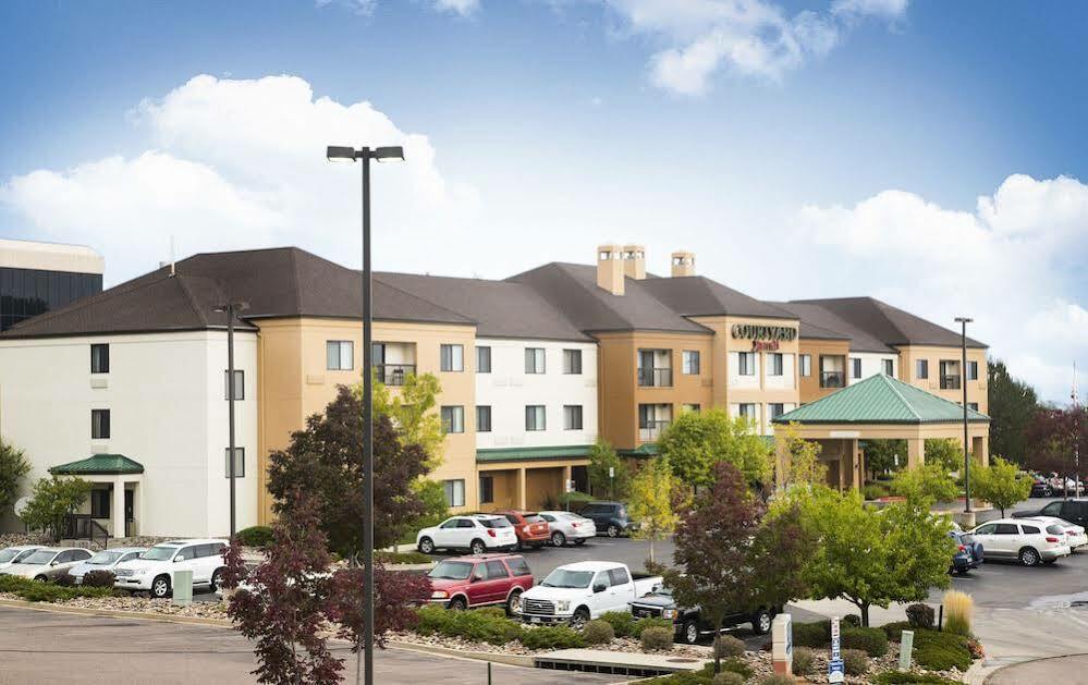 Отель Courtyard By Marriott Colorado Springs South Экстерьер фото